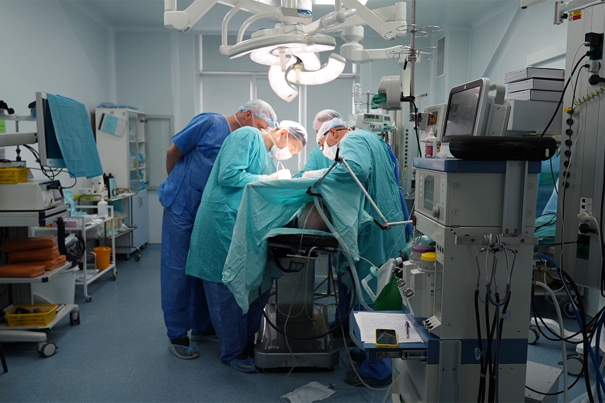 Хирурги удалили часть легкого с опухолью, участок грудной стенки и ребро, в которое проросла опухоль