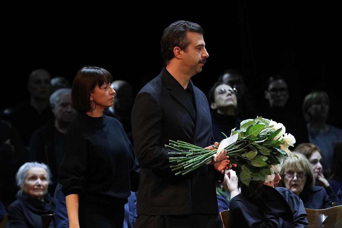 Иван Ургант во время церемонии прощания с ректором Школы-студии МХАТ, заслуженным артистом РФ Игорем Золотовицким в МХТ имени А.П. Чехова