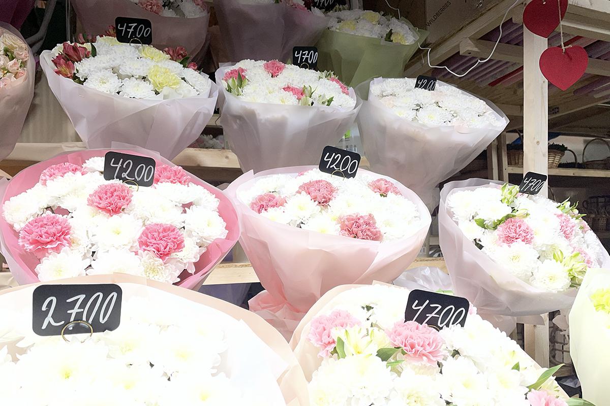 Продажа цветов на Рижском рынке в Москве в преддверии Международного женского дня, 06 марта