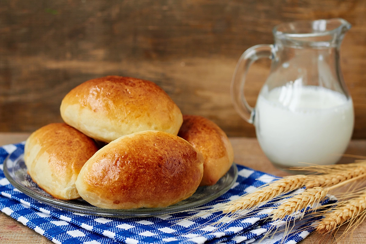 Пирожки с начинкой из картофеля выпекают в духовке или жарят в масле