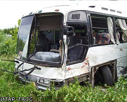 Туристический автобус столкнулся с КАМАЗом под Ростовом 