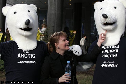 Пикет Greenpeace против добычи нефти в Арктике 