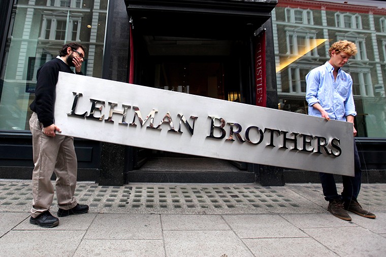 Lehman BrothersБанкротство Lehman Brothers, банка со 158-летней историей, стало эмблемой глобального финансового кризиса: оно случилось 15 сентября 2008г. и ознаменовало начало острой фазы кризиса - паники на рынках и мировой рецессии. До обвала ипотечного рынка США Lehman Brothers входил в пятерку крупнейших банков мира по размеру активов. В начале сентября 2008г. Lehman объявил о квартальном убытке на 3,9 млрд долл. в связи с многомиллиардными списаниями по "токсичным" активам, его биржевая капитализация обрушилась на 77%. Банк лихорадочно искал антикризисного инвестора, но ни Корейский банк развития, ни Bank of America с британским Barclays не решились прийти на выручку. Банкротство Lehman Brothers официально стало крупнейшим в истории США по объему активов компании-банкрота - 639 млрд долл. Вскоре после этого выяснилось, что банк систематически прибегал к разнообразным бухгалтерским ухищрениям (в частности, так называемой уловке Repo 105), чтобы скрыть финансовые риски и завысить прибыли. 