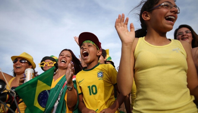 Фанаты собрались у стадиона Итакерано Сан-Паулу, Бразилия. (Фото Марио Тама / Getty Images)