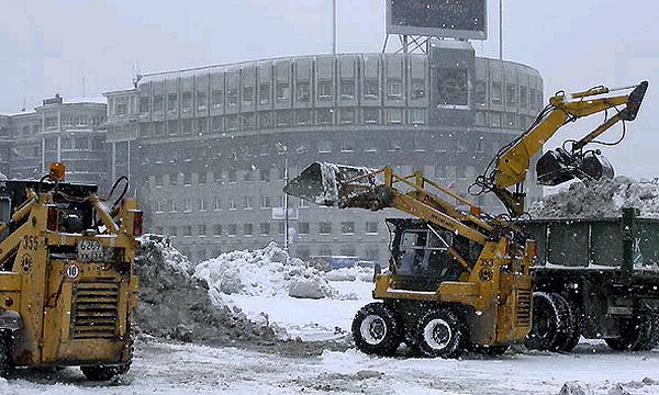 С первым снегопадом в Москве боролись 8300 тракторов