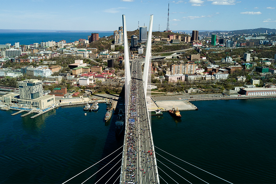 Участники первомайского шествия на вантовом мосту через бухту Золотой Рог во Владивостоке