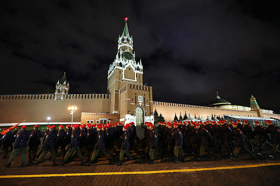 Участники репетиции после торжественного марша покидают площадь через Васильевский спуск