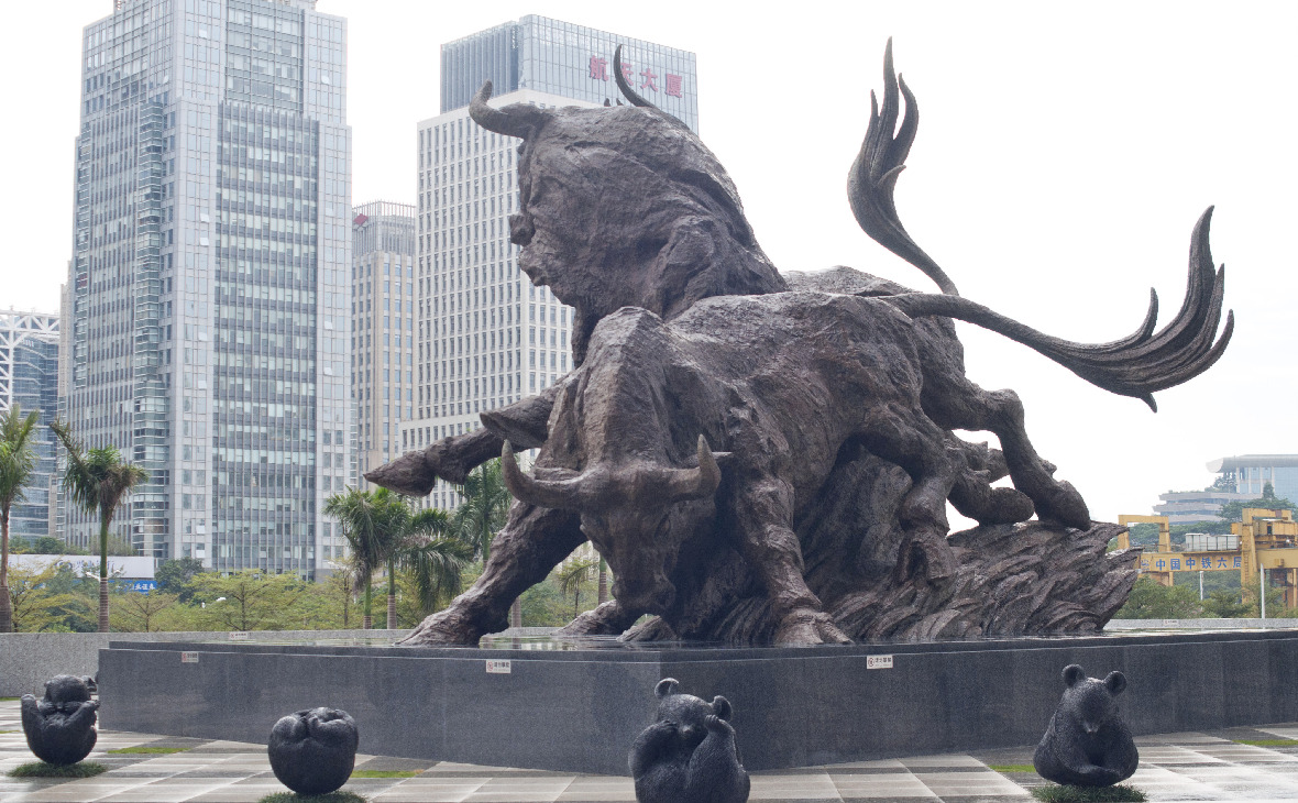 Скульптура быка у Шэньчжэньской фондовой биржи в Китае

