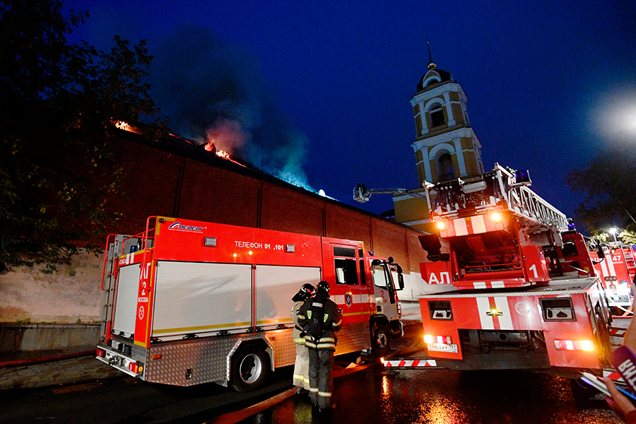 Из-за пожара из здания монастыря эвакуировали несколько десятков человек