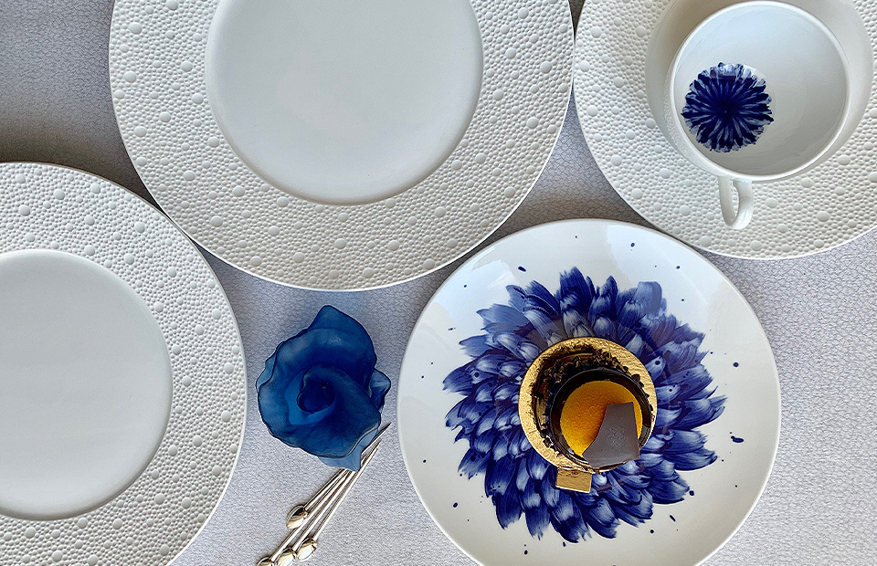 Десерт Gateau chocolat Fouquet&#39;s. Сет из тарелок Ecume, тарелка In Bloom, все &mdash; Bernardaud. Фигура Arum blue nuit, Daum. Шпажки Mood Party, Christofle