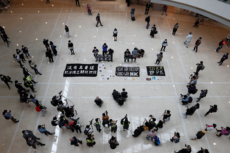 Антиправительственный протест в одном из торговых центров Гонконга​. В прошлом году в Гонконге прошли​ массовые демонстрации против законопроекта о выдаче подозреваемых Китаю, политики правительства и вмешательства Пекина в дела Гонконга
