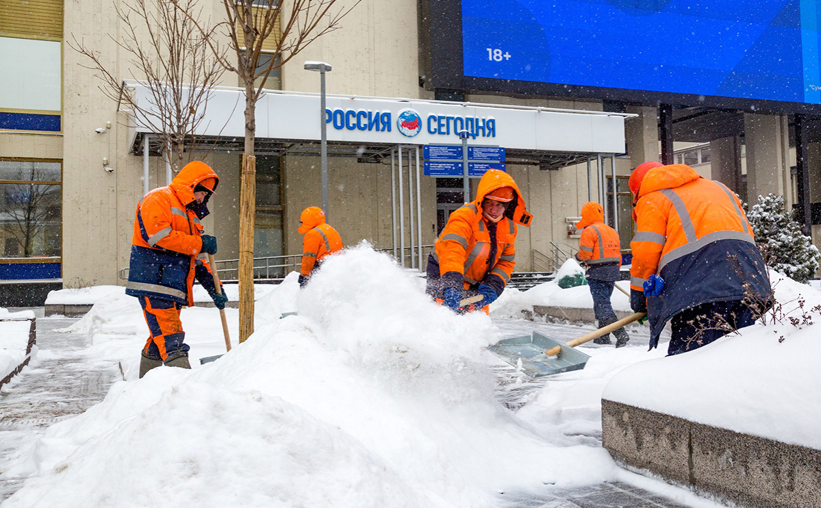 Власти Москвы заявили, что на уборку снега нужно четыре дня — РБК