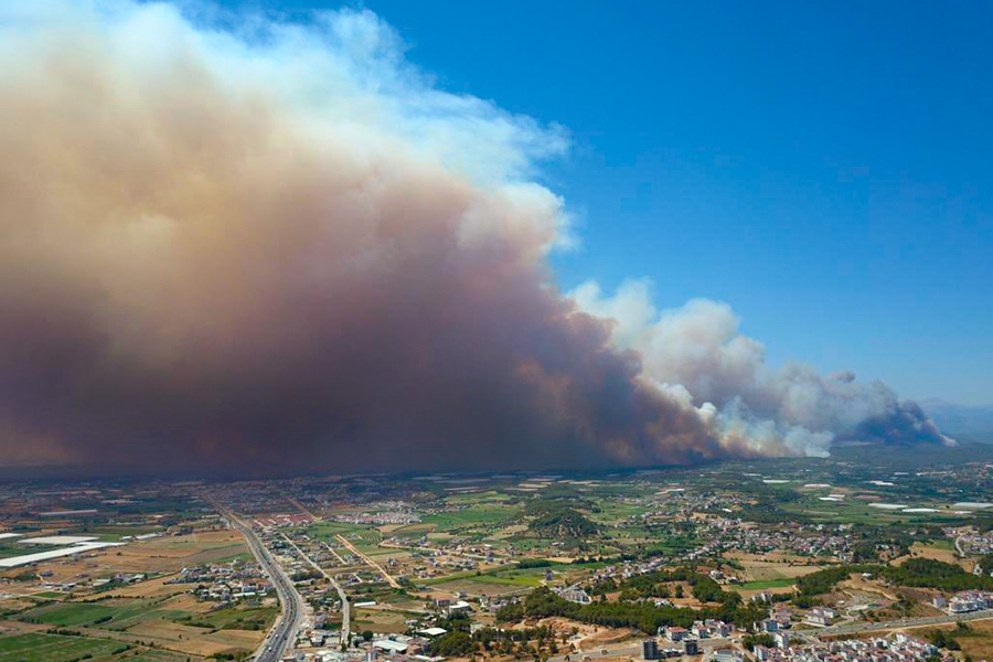 По данным Управления по чрезвычайным ситуациям Турции (AFAD), пламя быстро распространилось из-за ветра и перекинулось на поселения