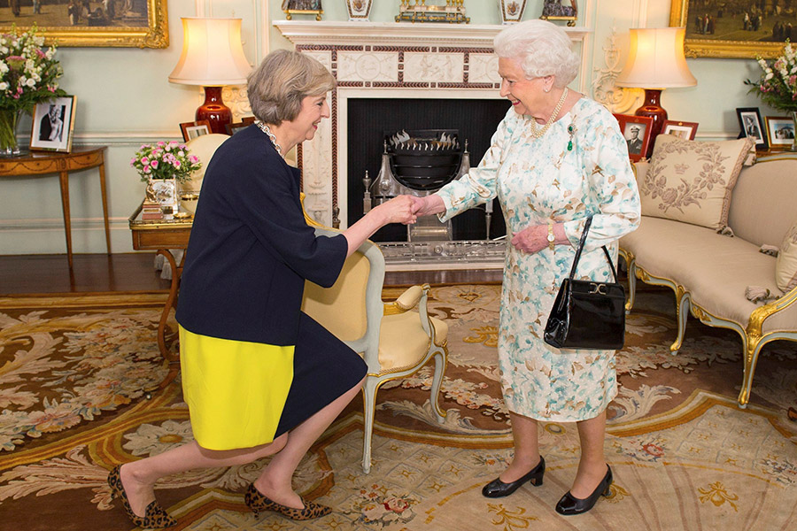 Тереза Мэй, срок полномочий: 2016&ndash;2019.

На фото Елизавета II приветствует Терезу Мэй в начале аудиенции в Букингемском дворце 13 июля 2016 года. До назначения на пост премьер-министра Великобритании Мэй была министром внутренних дел