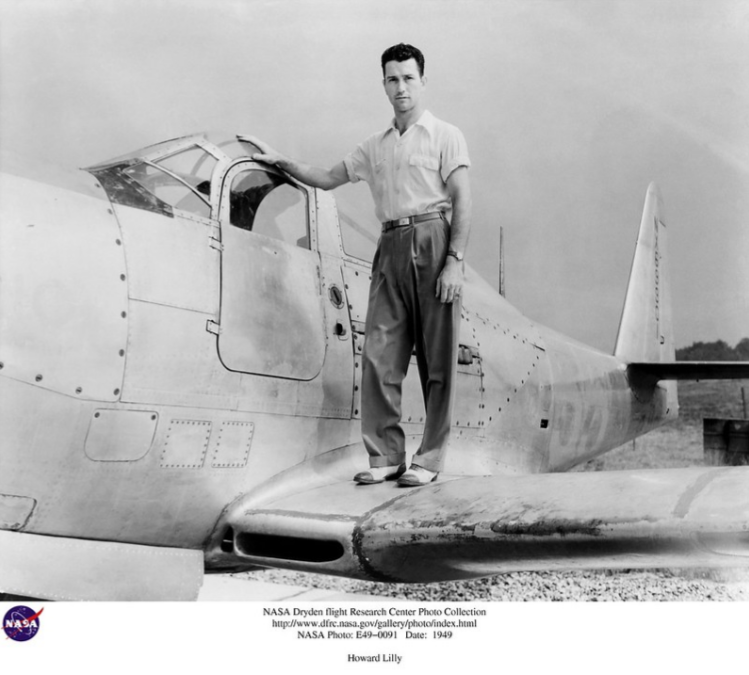 В августе 1947 года Говард Клифтон Лилли стал первым постоянным летчиком-испытателем NACA в летно-испытательном подразделении Мурок Национального консультативного комитета по аэронавтике на базе ВВС Эдвардс в Калифорнии. Во время своей службы в Муроке он летал как на ракетном исследовательском самолете XS-1, так и на исследовательском самолете с реактивным двигателем D-558-1. 31 марта 1948 года Лилли стал третьим пилотом, превысившим скорость звука на XS-1.