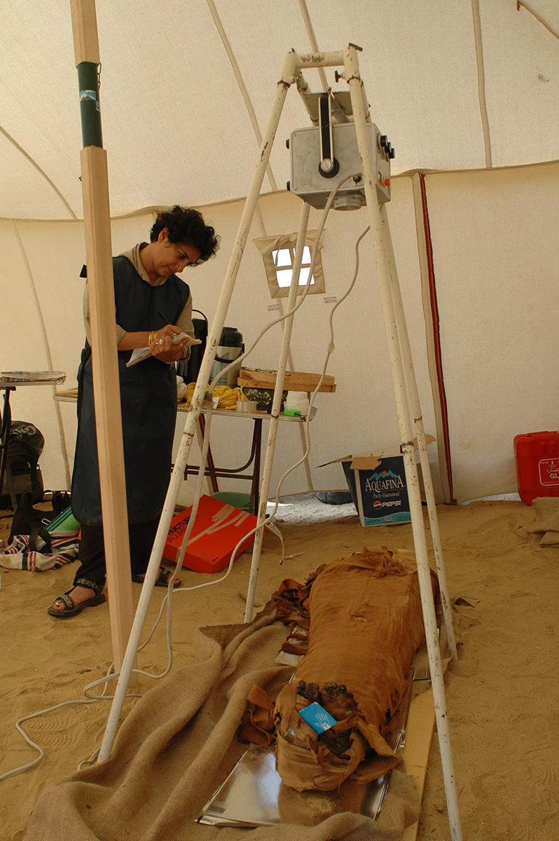 <p>Российская археологическая экспедиция в Дейр-эль-Банате: египтолог С. Икрам проводит рентгенографию найденных мумий</p>