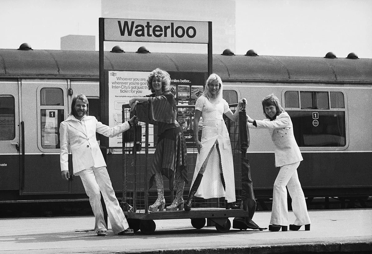 <p>Группа ABBA&nbsp;на железнодорожной станции Ватерлоо в Лондоне, 10 апреля 1974 года</p>