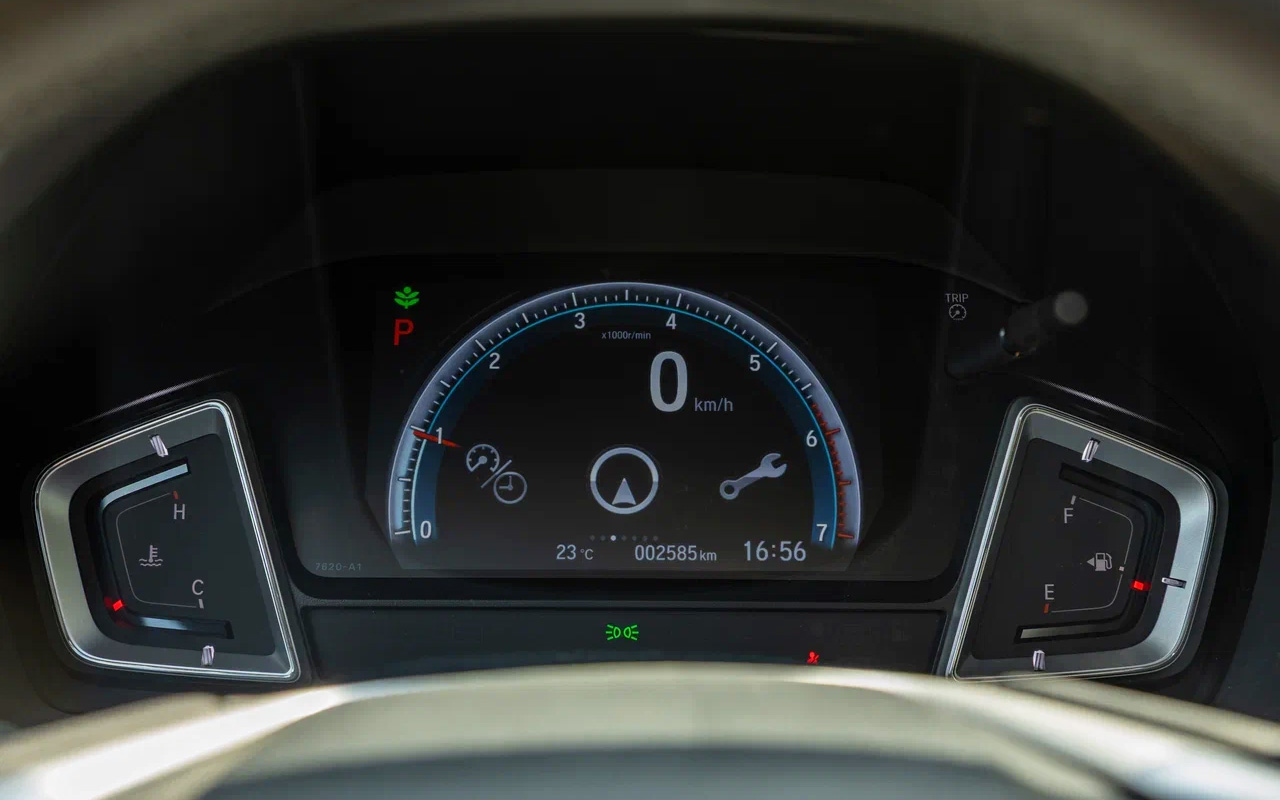 Приборная панель у Honda Crider частично цифровая: по центру небольшой цветной экран, а по бокам &mdash; стрелочные циферблаты