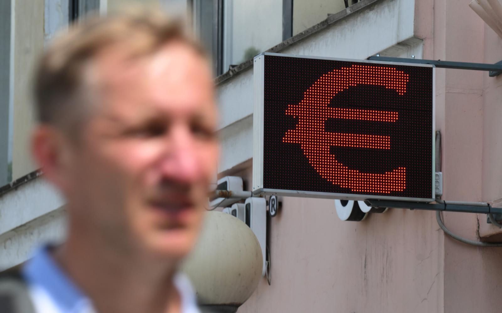 ЦБ РФ поднял курс евро на 14 августа выше 93 рублей