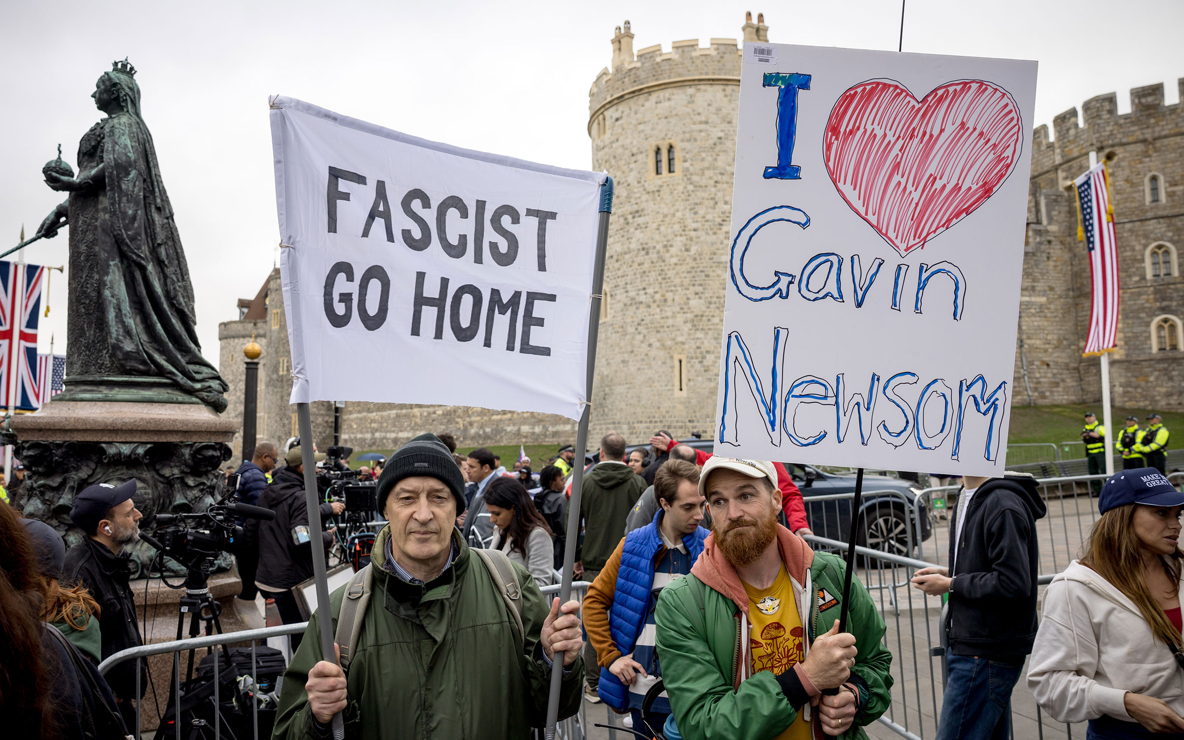 Близи Виндзорского замка и в Лондоне прошли массовые протесты. Активисты выступали против продолжения войны на Украине, поддержки США действий Израиля в Газе и общего политического курса Трампа, который назвали расистским и фашистским.