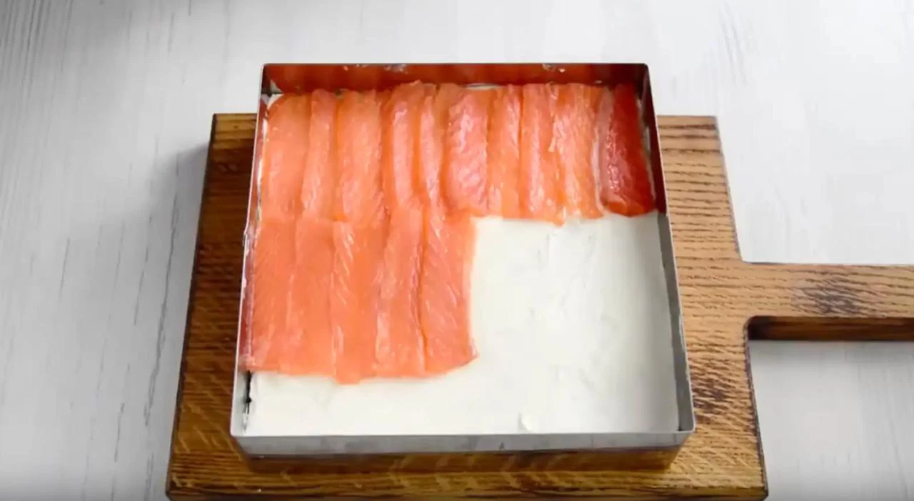 Выложите ингредиенты слоями