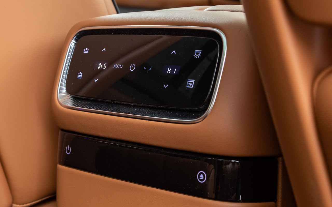 Управление &mdash; сенсорное. Полностью черных глянцевых поверхностей в салоне Voyah Taishan избежать не удалось