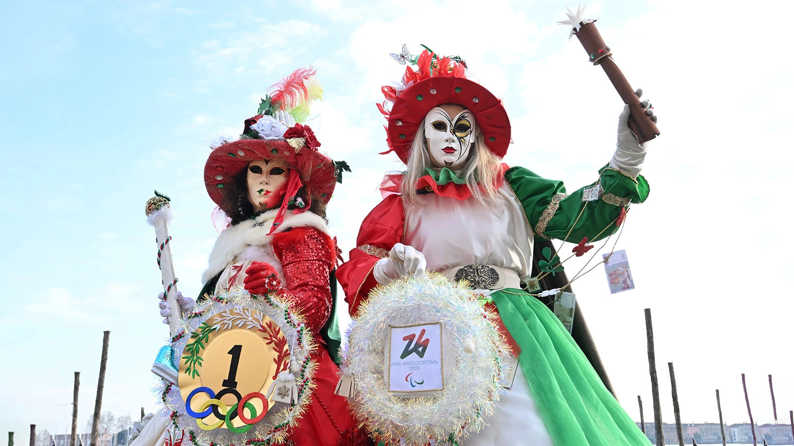 Участники карнавала во время Венецианского карнавала в Венеции, 01 февраля 2026 года