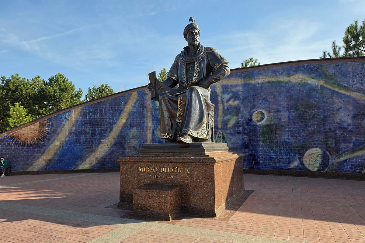Памятник Улугбеку в Самарканде. Правитель державы Тимуридов, внук Тамерлана был известен как выдающийся математик, астроном, просветитель и поэт своего времени