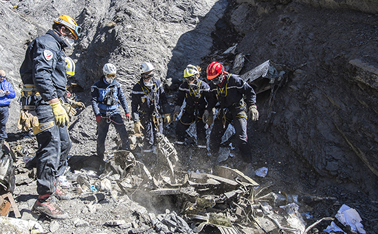 Французские спасатели на месте крушения Airbus A320 авиакомпании Germanwings в Альпах
