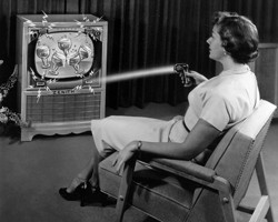 В США скончался изобретатель пульта для телевизора Юджин Полли