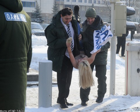 Активистки "Femen" разделись у офиса "Газпрома" 