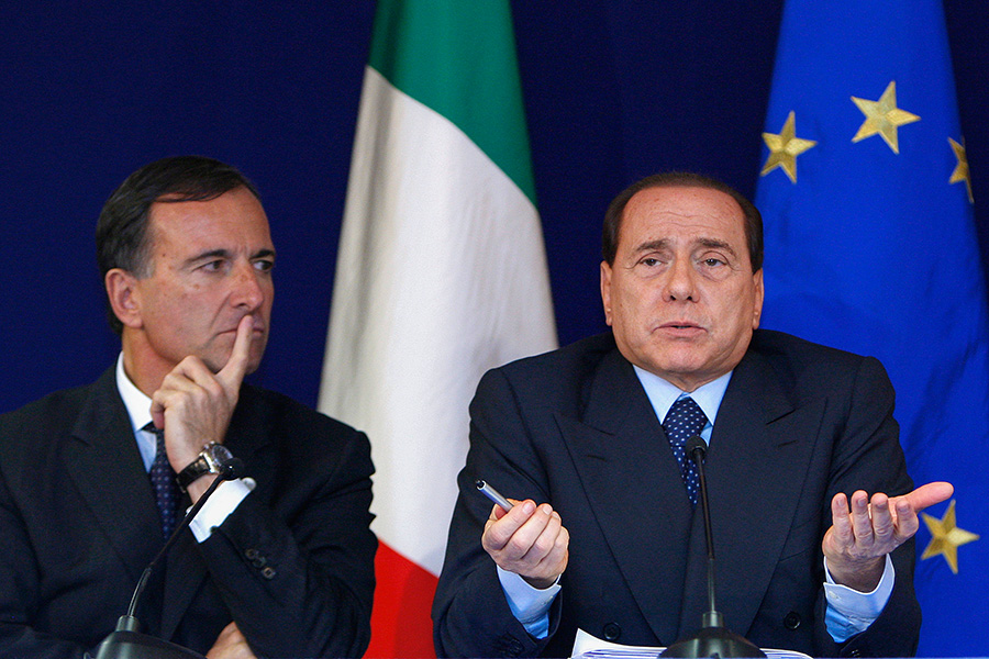 16 октября 2008 года. Министр иностранных дел Италии Франко Фраттини (слева) и&nbsp;премьер-министр Италии Сильвио Берлускони.

