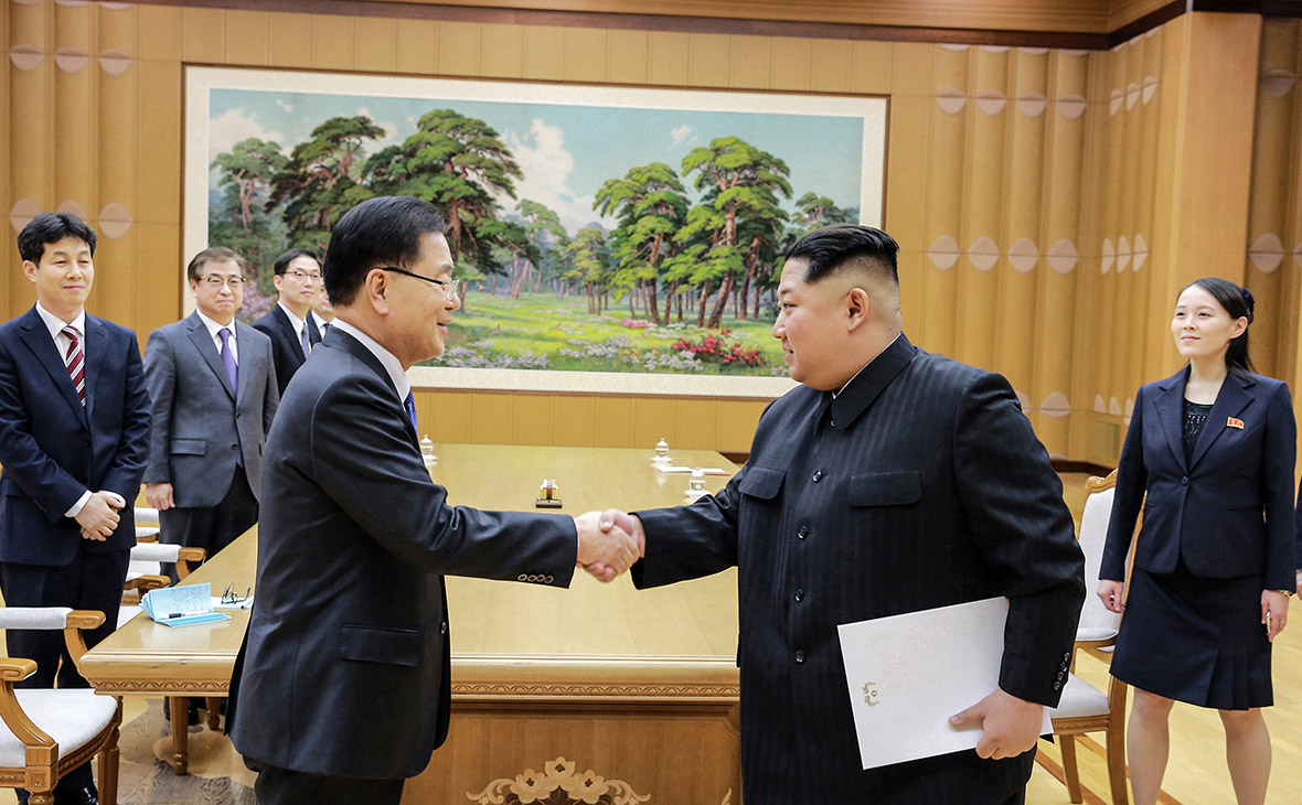 Ким Чен Ын (справа) и&nbsp;Чон Ый Ён
