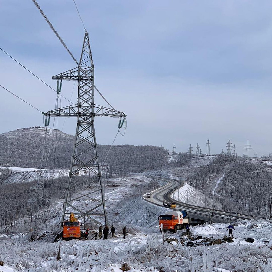 По словам губернатора, энергетики&nbsp;установят&nbsp;поваленные опоры во Владивостоке и подключат&nbsp;электроснабжение 25 ноября. Он также отметил, что, несмотря на предпринятые усилия, сохраняется нехватка генераторов и&nbsp;электродвигателей

