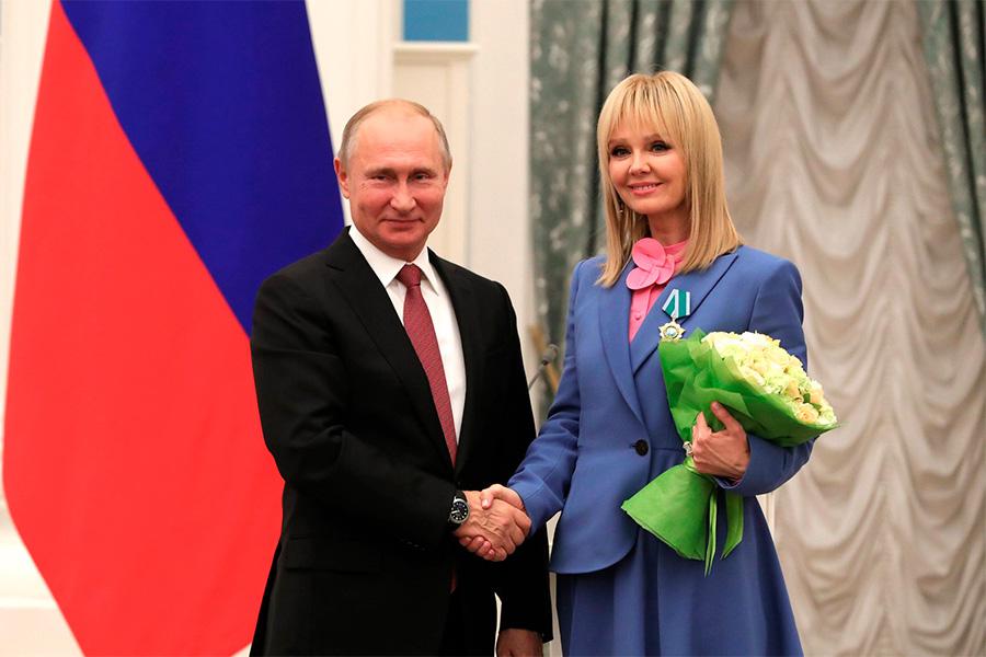 Владимир Путин награждает Валерию Орденом Дружбы, 2018 год