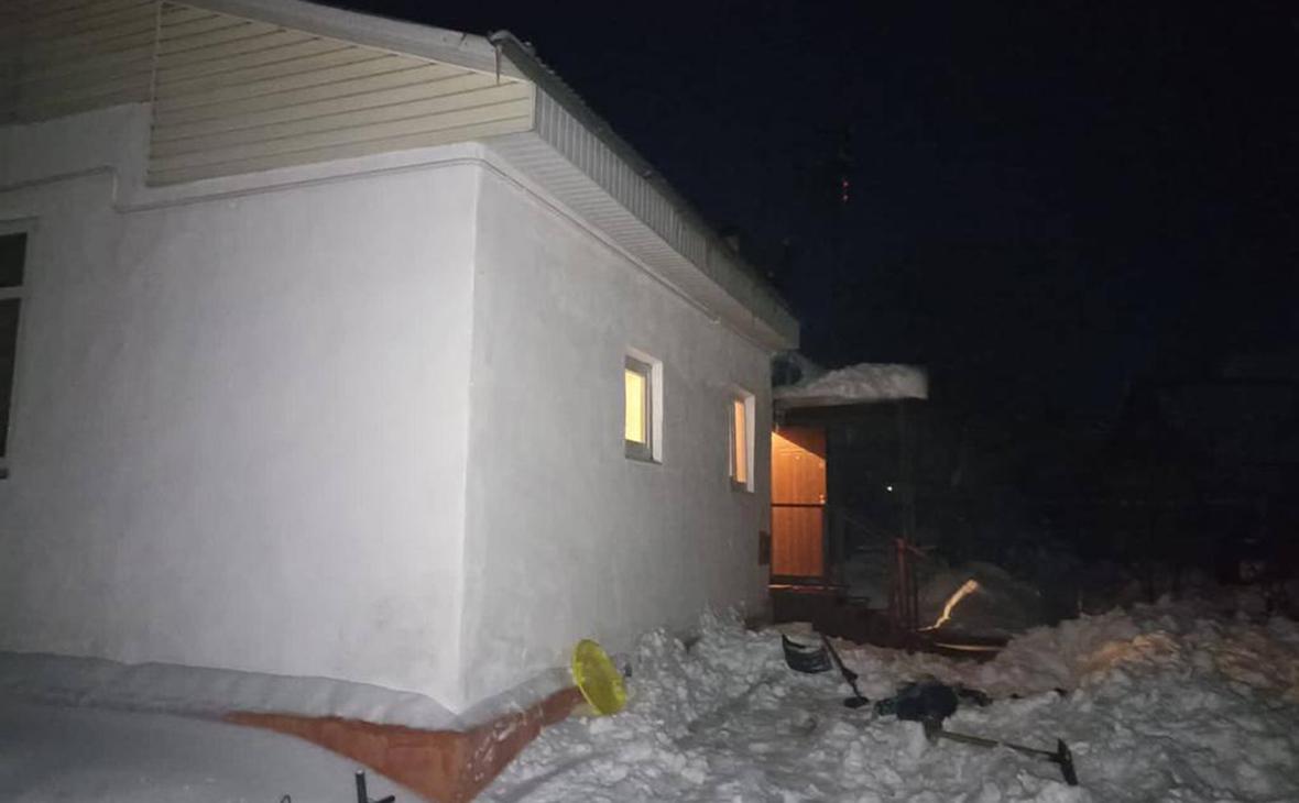 Сказочный домик из снега на даче своими руками