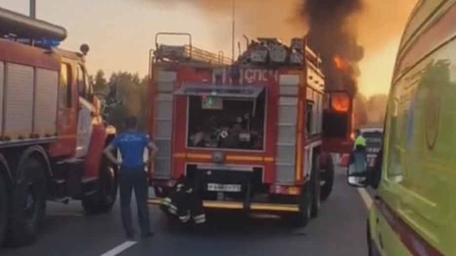 В Тверской области на трассе после ДТП с бензовозом начался пожар