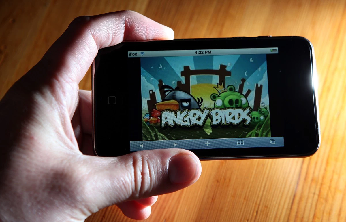 Игра Angry Birds на мультимедийном проигрывателе iPod Touch 