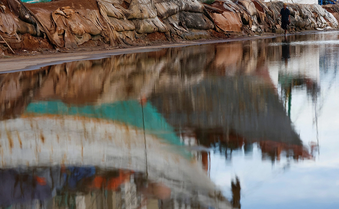 Ajeng Dinar Ulfiana / Reuters