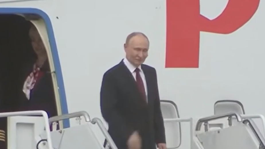 Путин вернулся к борту российского самолета на автомобиле Aurus