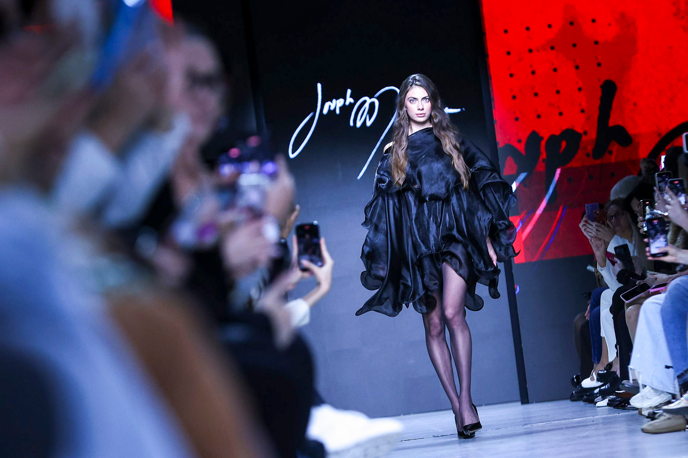 На Московской неделе моды ожидается более 100 показов зарубежных и российских дизайнеров. Впервые в мероприятии принимают участие бренды из Гватемалы и Никарагуа.