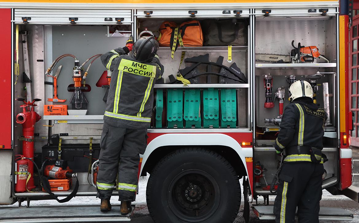 На северо-западе Москвы загорелась крыша жилого дома