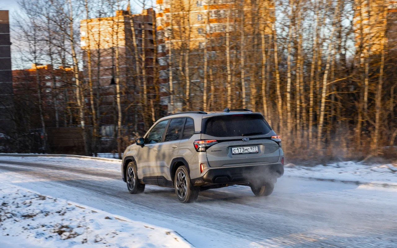 При активации режима &laquo;Глубокий снег/Грязь&raquo;&nbsp;Subaru Forester распускает ESP, позволяя колесам прокручиваться и доставать до твердой поверхности. Есть и обычный &laquo;Снег/Грунт&raquo; &mdash; для скользкого покрытия
