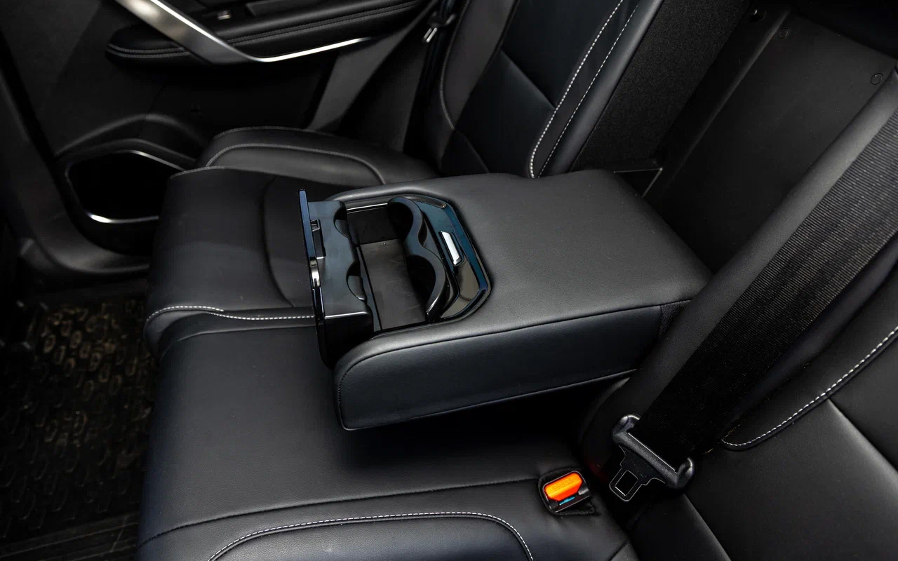 Есть жирный откидной подлокотник с двумя подстаканниками