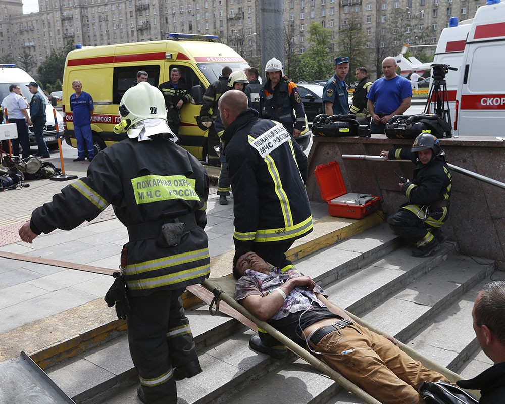 Эвакуация пострадавших в результате аварии в метро