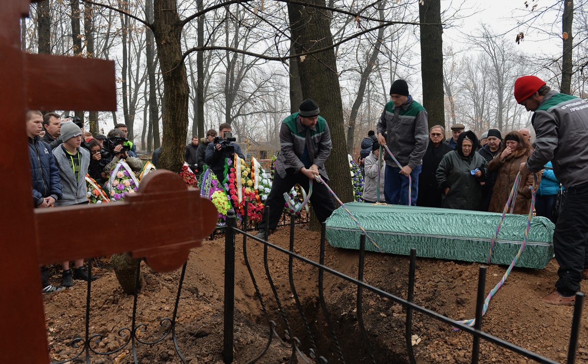 Похороны погибших при артобстреле в Донецке в 2014 году
