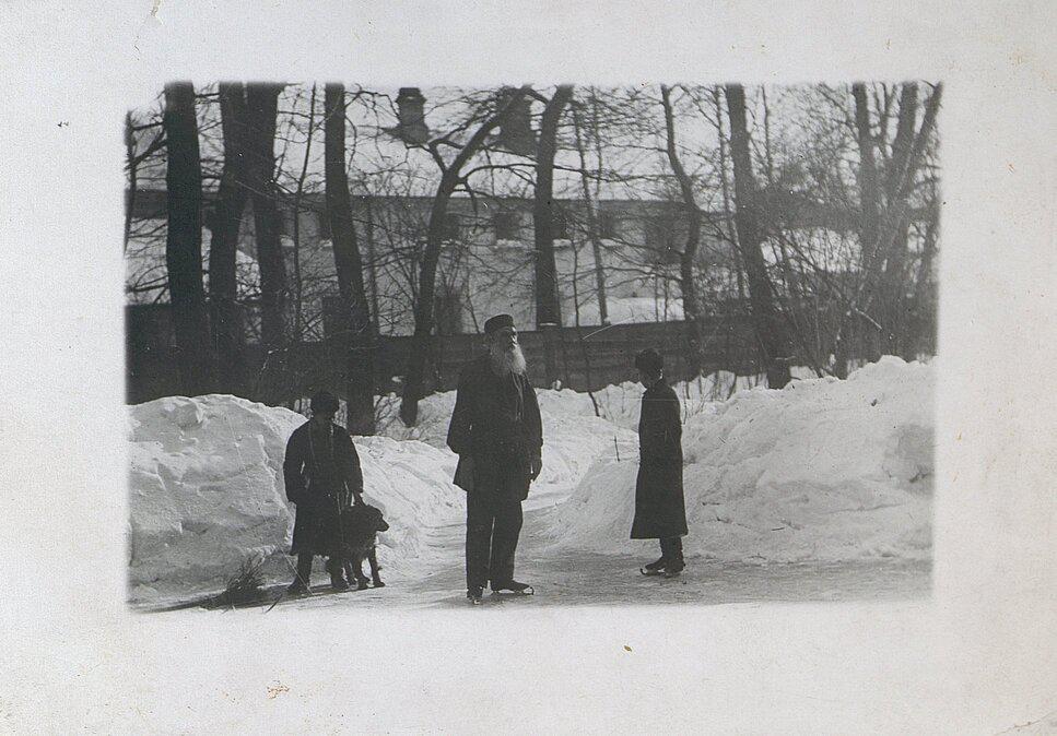 Л.Н. Толстой в хамовническом саду на коньках , 1898 г. Фотография С.А. Толстой