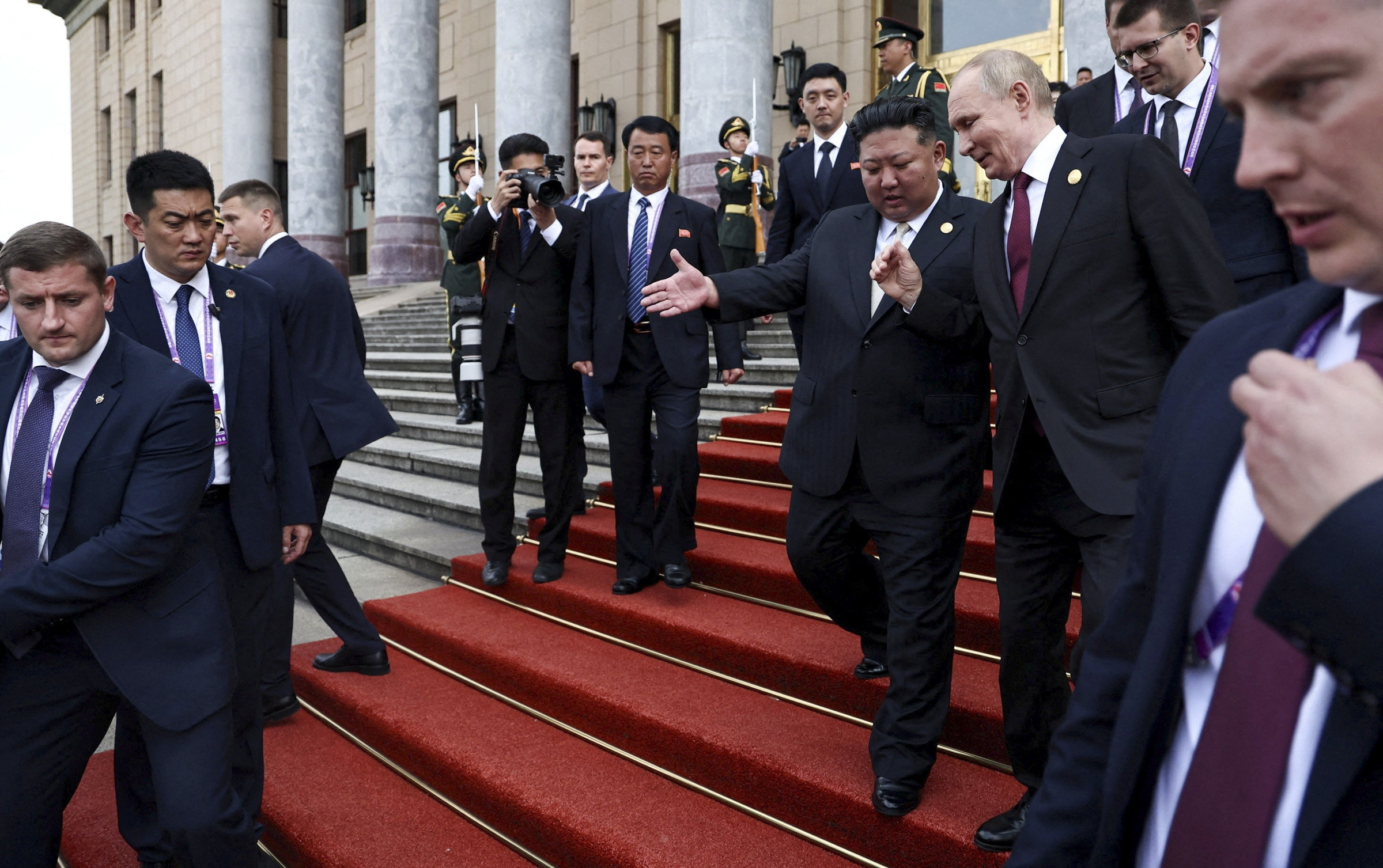 После приема Путин поехал на переговоры с председателем Госсовета КНДР Ким Чен Ыном. Они общались около двух с половиной часов&nbsp;&mdash; сначала с участием делегаций, а позднее&nbsp;&mdash; тет-а-тет.