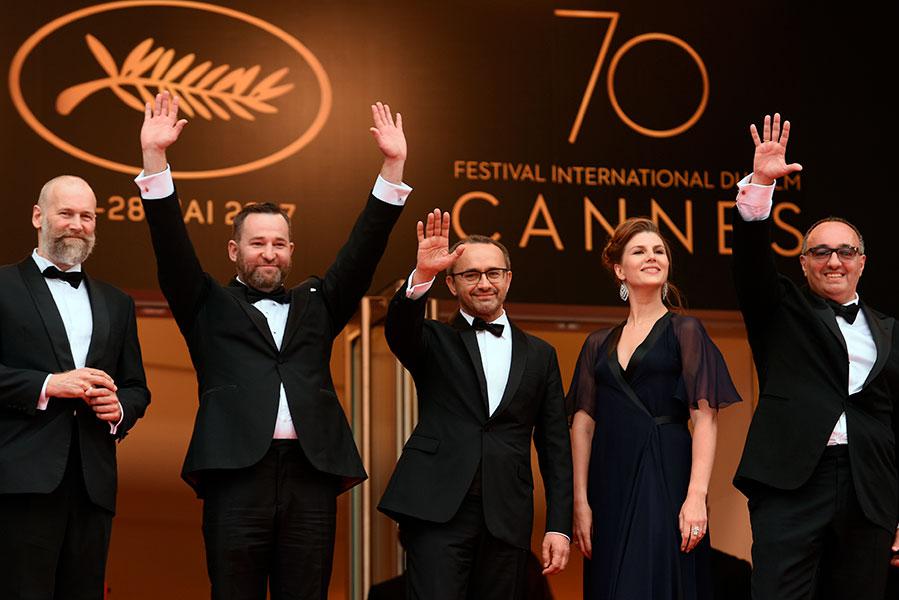 Михаил Кричман, Алексей Розин, Андрей Звягинцев, Марьяна Спивак и Александр Роднянский (признан иностранным агентом) (слева направо) на красной дорожке премьеры фильма «Нелюбовь» в рамках 70-го Каннского международного кинофестиваля, 2017 год
