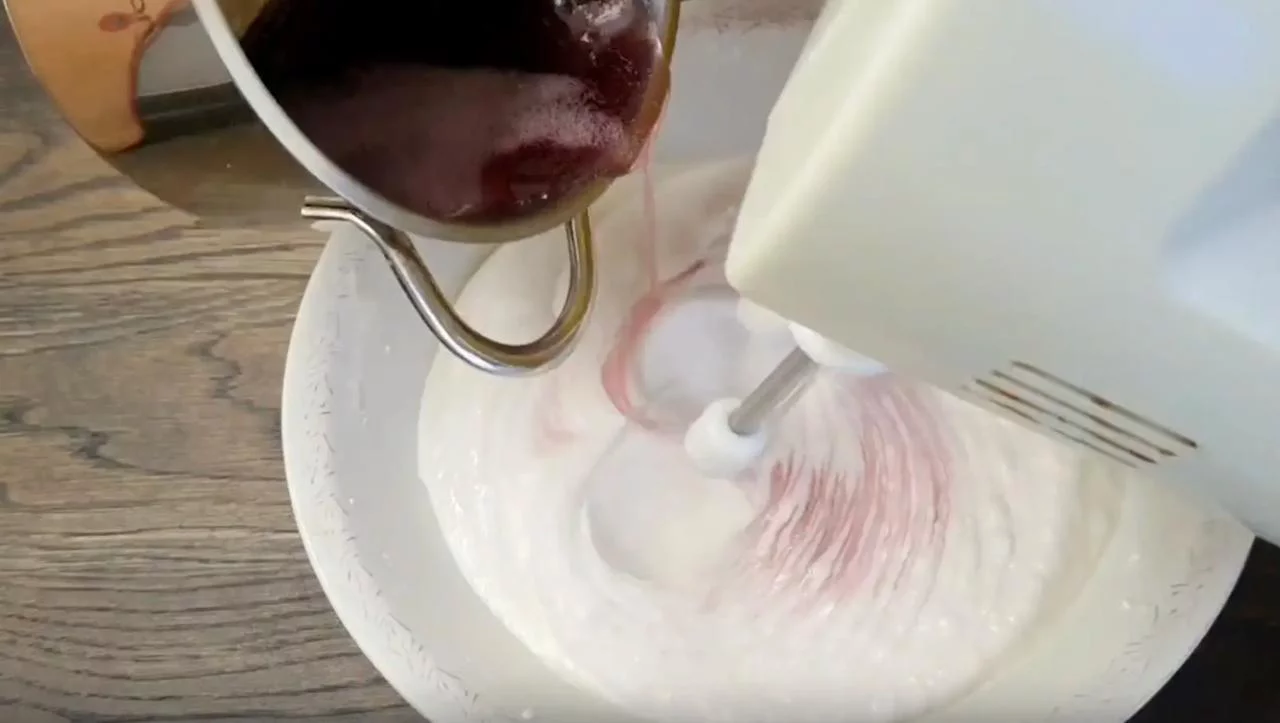 Вливайте сироп тонкой струйкой